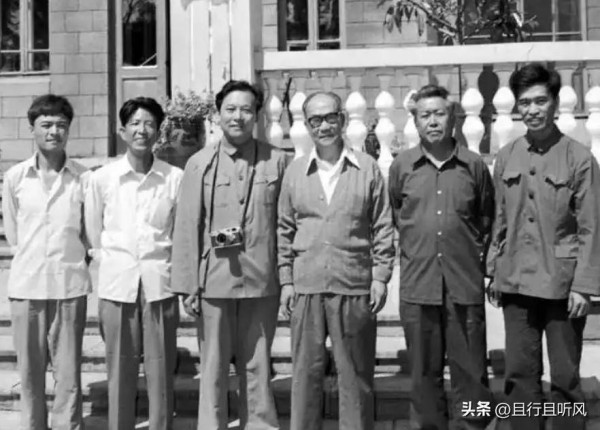 东北相声自成体系的奥秘，入关为何需自降一辈？背后原因揭秘