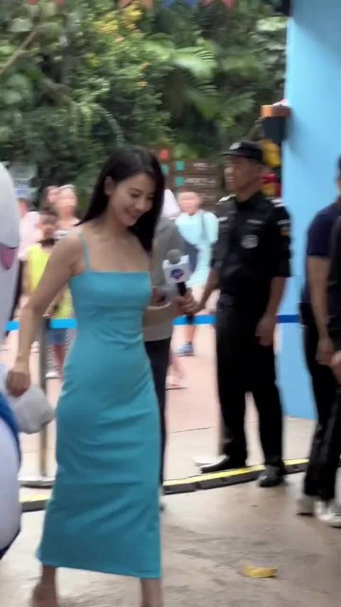高圆圆广东长隆活动现场直拍，蓝色紧身吊带长裙造型