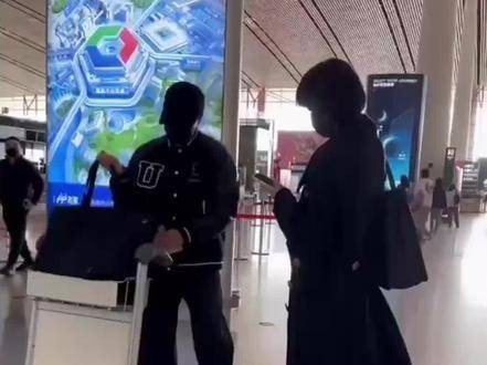 刘恺威李晓峰挽手现身机场，贴心推行李秀恩爱