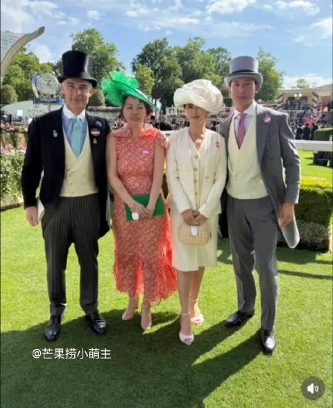 朱珠夫妇参加英国皇家赛马会，一身白色穿搭复古优雅，夫妻俩贵气逼人很般配！