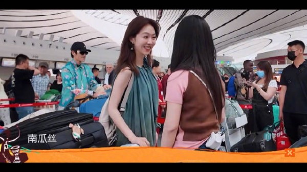 沈月误认丁禹兮为黄晓明，与姜妍当面调侃其逗趣表现