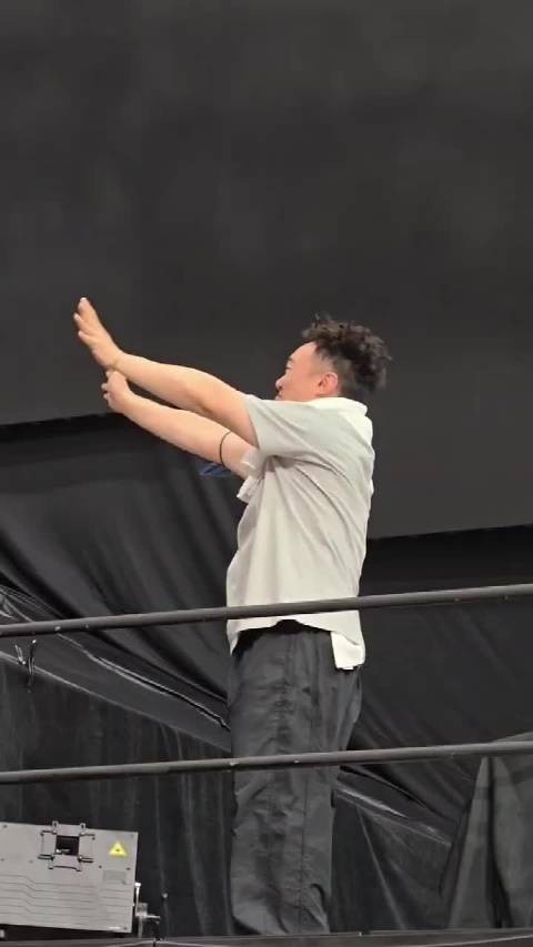 陈奕迅返场致谢歌迷,海口演唱会现感人告别