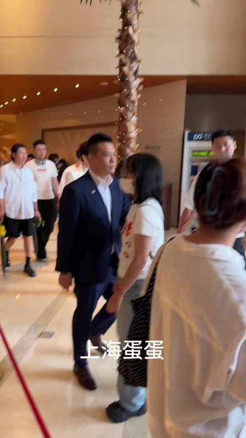 黄晓明白色西装造型亮相上海电影节,这状态看来是完全走出叶珂风波了