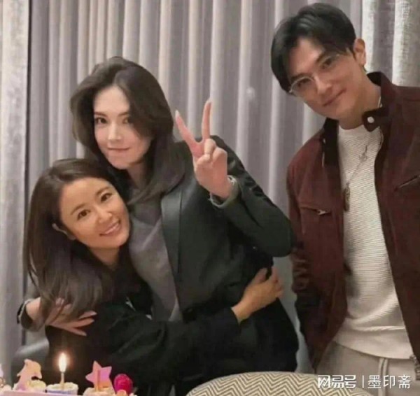 林心如许玮甯参加聚会，霍建华邱泽融入老婆圈子，阵容豪华太养眼