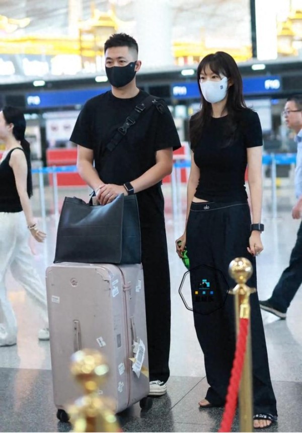 46岁李艾现身机场，身后老公身材高大像保镖，46岁嫩得像26岁