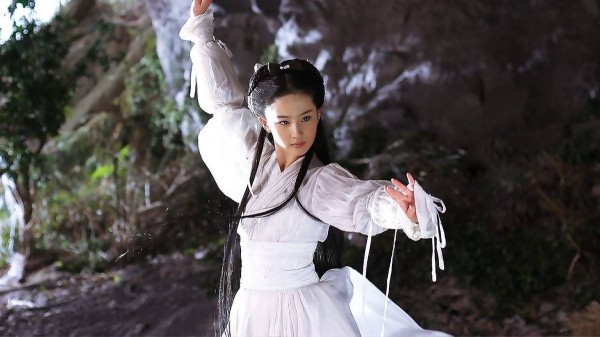 年少看不懂：小龙女失身后，喝水时为何要摘一朵花插在头上？