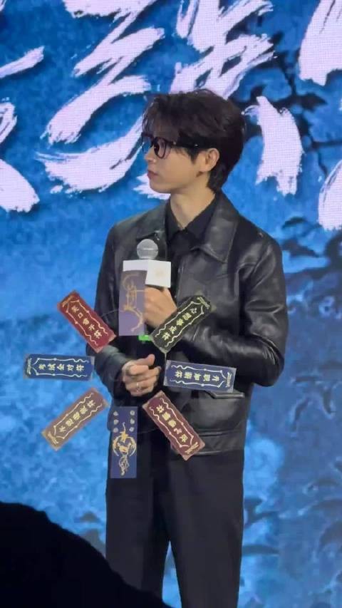 彭昱畅万鹏携新剧亮相，彭昱畅贵公子造型引关注