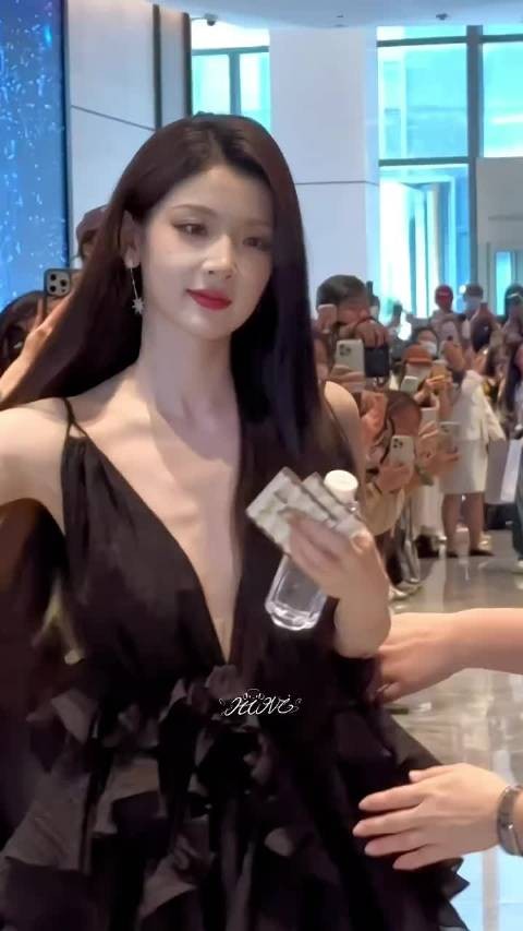 张淼怡现在一下变得好漂亮
