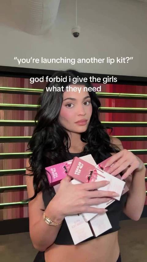 Kylie Jenner今日更新: 新款lip kit明天上线