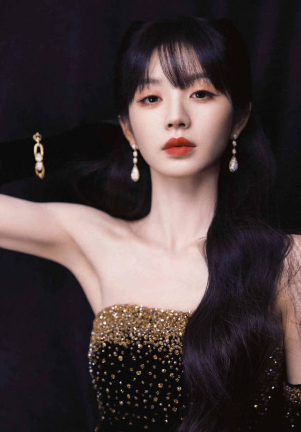 田曦薇穿碎钻裙优雅满分！黑白相片秒变复古美人