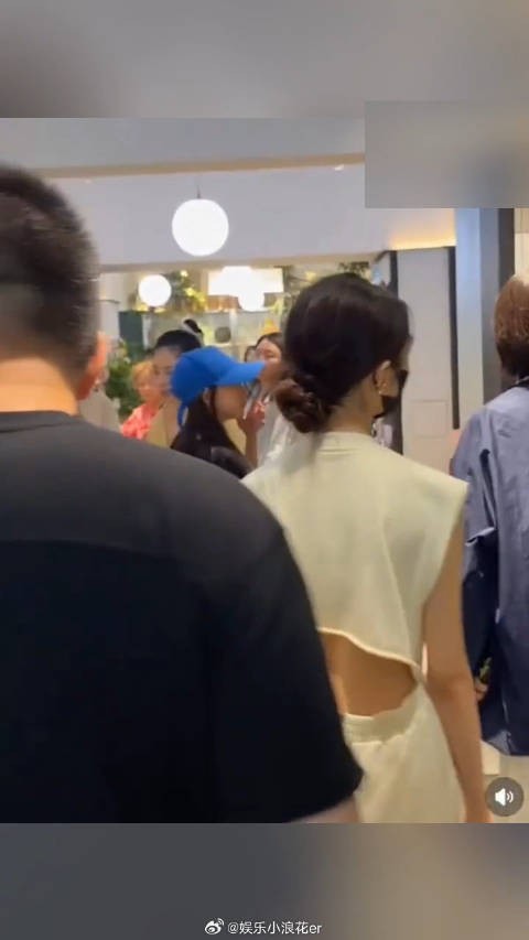 阿那亚偶遇孙莉母女,黄多多露腰裙好看