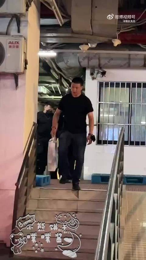 严浩翔全黑造型亮相LV活动