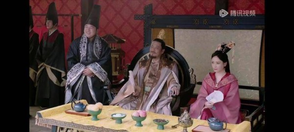 张瀚新剧《流光引》片场展骑射技艺，一箭命中靶心