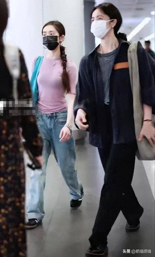 孙莉大女儿现身机场，19岁黄多多马尾辫，气质提升更显明星范