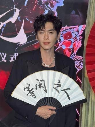 张若昀蜡像揭幕现场 气场全开 宝藏男孩