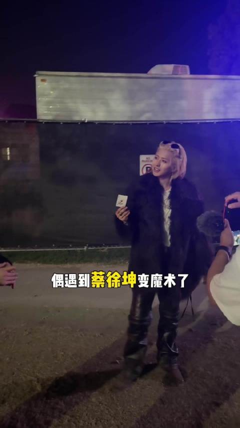 就一直顶着这呆比表情我笑丝了