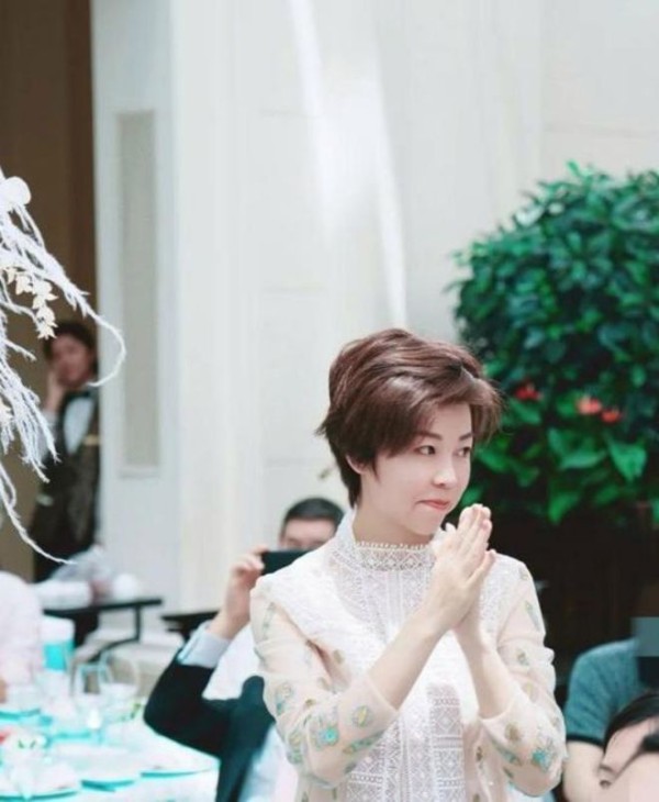 张怡宁带全家出席朋友婚礼，闪婚大20岁富豪后，她活成“另类”