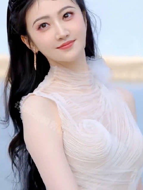 肤如凝脂，螓首蛾眉的景甜，五官精致，身材妖娆，让人赏心悦目