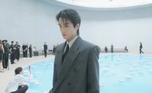 张康乐巴黎男装秀直播镜头 与YSL好适配