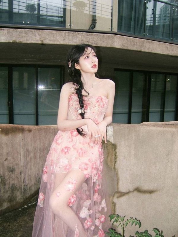 杨肸子展现美腿。