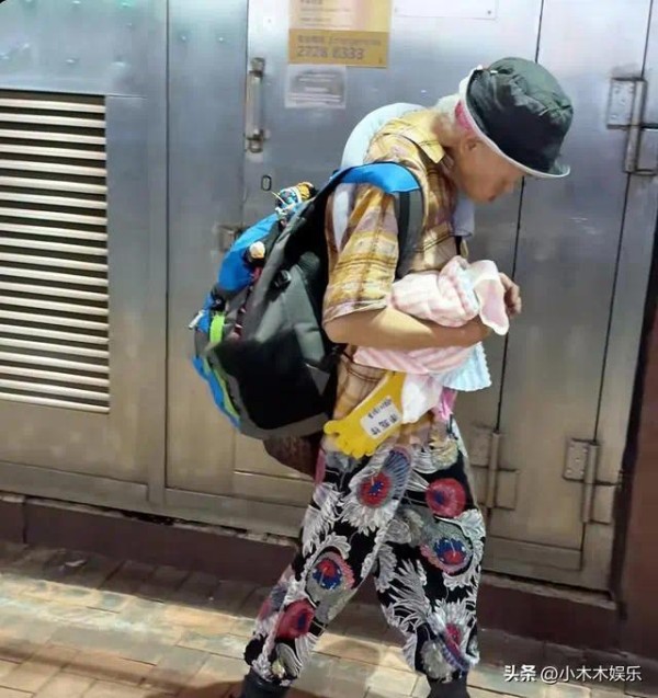 周润发姐姐被误认流浪汉！严重驼背走路艰难，拒绝求助弟弟！