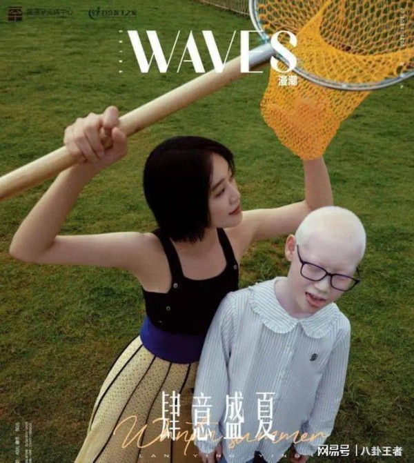 蓝盈莹败光路人缘！把白化病小孩当工具拍照，拼命找镜头凹造型