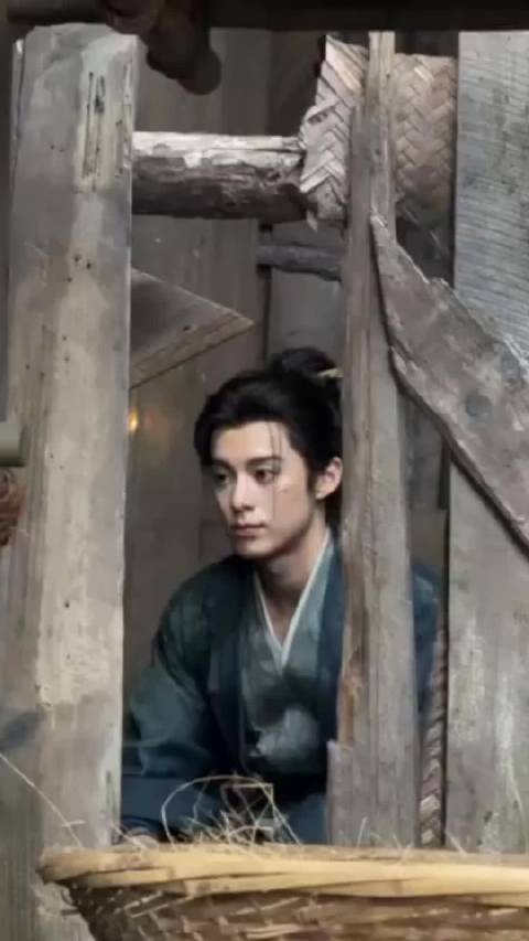 夫何瑰逸之令资，独旷世以秀群