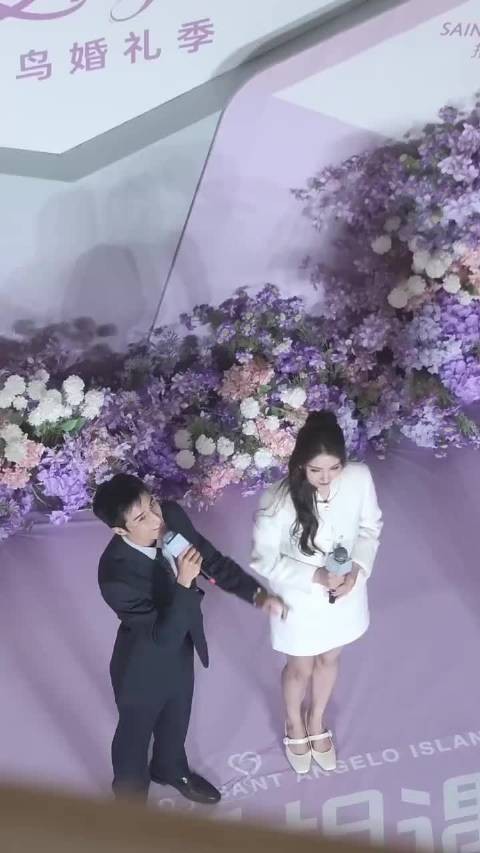 麦迪娜一家现身伊犁六星街，保姆跟着带娃，3岁女儿古灵精怪超萌！