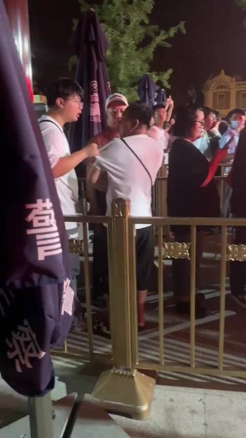 网友:人家都在排队,为什么要插队,真不自觉,支持你小伙子