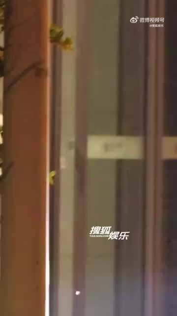 章若楠上海到达路透,休闲穿搭诠释舒服自在