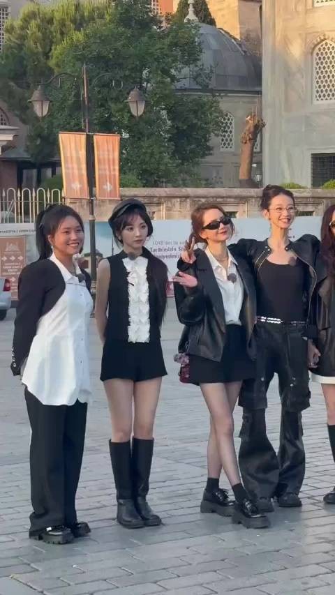 这样看李雪琴一点儿都不胖啊…脸也不大,只是跟旁边的演员相比骨架大了点儿