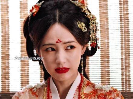 女子穿越书中遭男主追杀,系统操控化险为夷