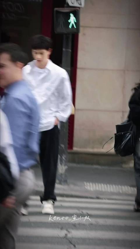 李昀锐巴黎街头路透,今日份清爽Diorboy