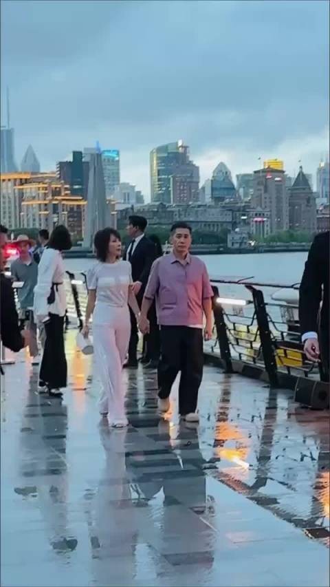 携手现身外滩，令人羡慕的一对娱乐圈夫妇，恩爱几十年