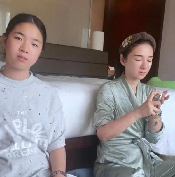 黄奕母女在马来西亚吃榴莲自助，12岁黄芊玲个子很高，但颜值一般