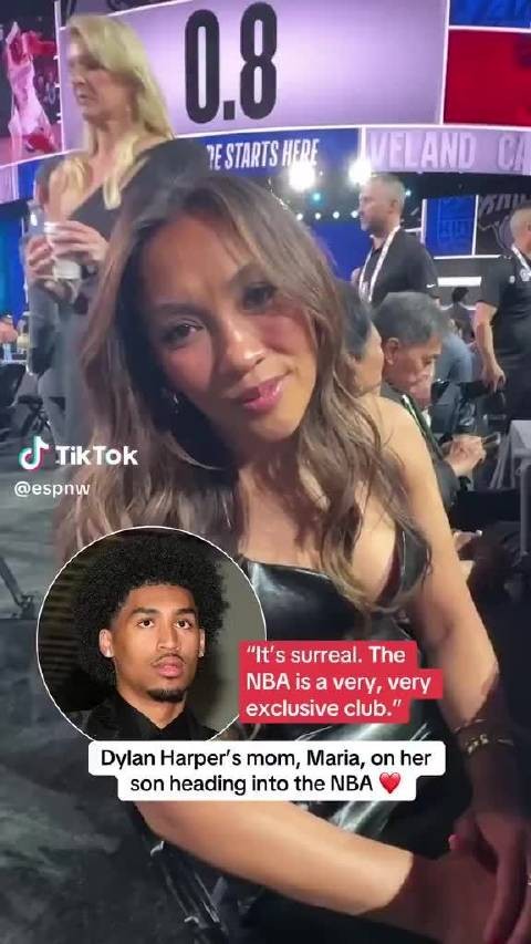 不是，等下，这是迪伦哈珀的妈妈？这么年轻的吗？