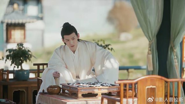 嫡长主要和六少主下棋 少主立马装胃疼,躲过刁难