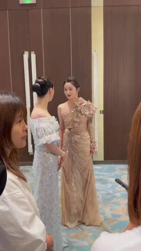 蒋欣关晓彤白玉兰候场聊天，关晓彤这次蛮漂亮的，造型不拉胯