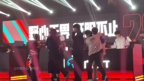 今日份榜一榜二贴贴 Suk：猫猫？我来套猴子啦