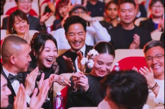 宋佳获白玉兰最佳女主角，钟楚曦台下感动落泪