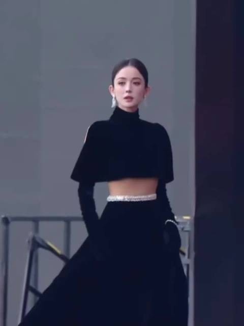 娜扎这个大露背 今天也是火力全开了，女王美而自知