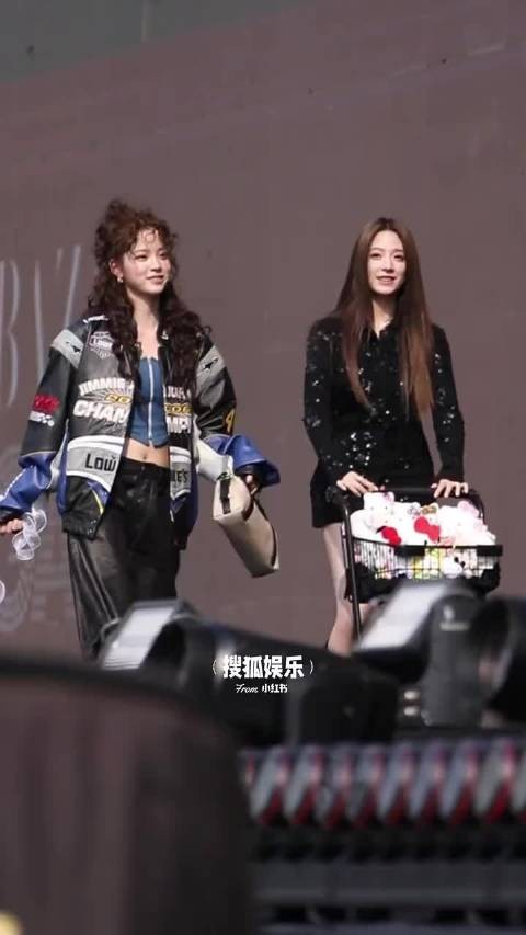 欧阳娜娜和妹妹欧阳娣娣一起走红毯了诶，姐妹俩一个可爱一个酷