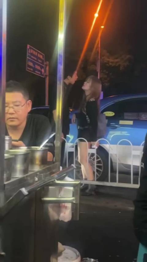 女生先动手，这波怎么说？