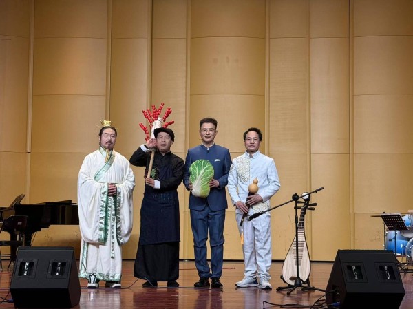 “高山流水遇知音”樊璟与她的朋友们举办的音乐会，郑光荣吆喝声再次接受媒体采访