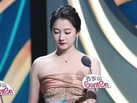 越来越欣赏晓彤了，貌美心善又真诚的关晓彤