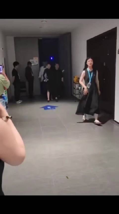 这位搂着宋佳腰的男人是她的男闺蜜的吗？好搞笑的画面！
