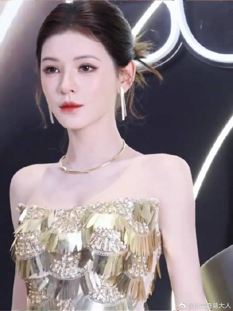 张予曦金色亮片裙大气美艳，太有气场了