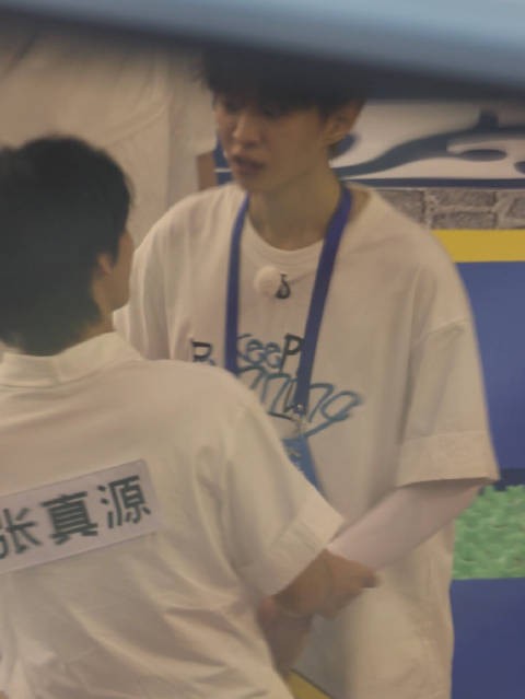 男子假意安慰嫂子趁机搂腰引争议