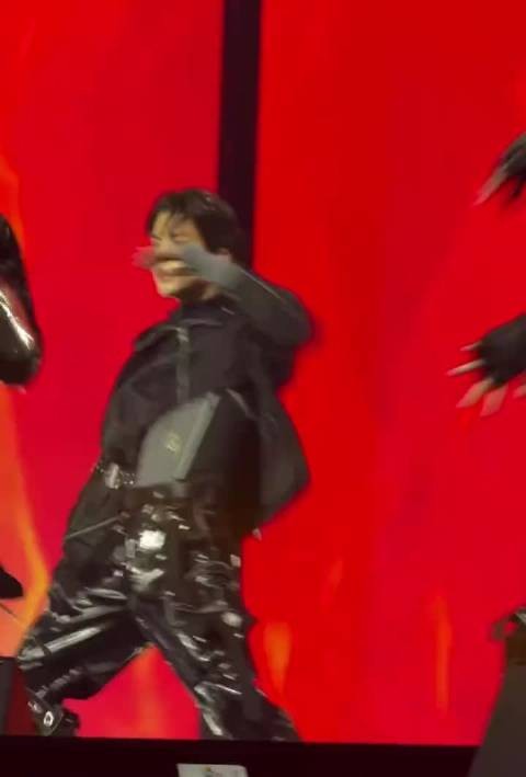 李松河SMTOWN直拍展现舞台魅力