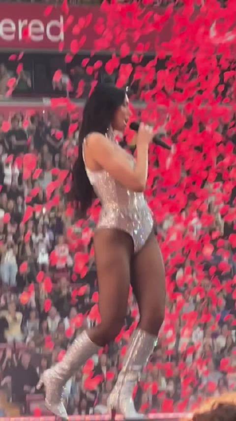 Dua Lipa演唱会玫瑰花中开唱，360度展示丰韵身材